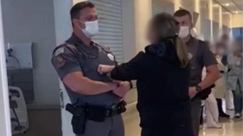 Imagem Em vídeo, mulher ataca PM em hospital e delegado fala pela primeira vez sobre o caso: “Um surto psicótico”