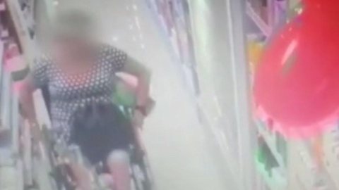 Cadeirante é detida suspeita de furtar cosméticos de farmácia; vídeo