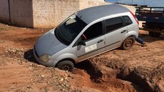 Carro da prefeitura de Jales fica preso em buraco durante vistoria em bairro