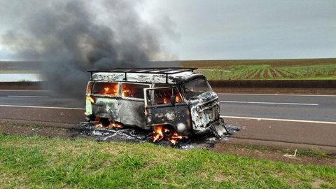 Kombi pega fogo em rodovia e fere passageiros em Santa Cruz do Rio Pardo