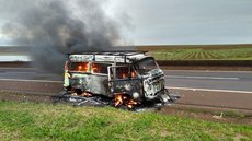 Kombi pega fogo em rodovia e fere passageiros em Santa Cruz do Rio Pardo