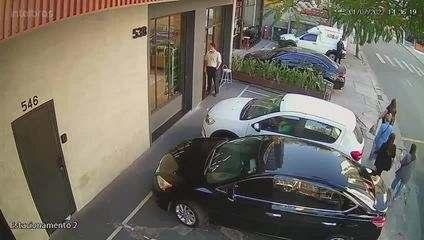 Imagem Motorista de aplicativo percebe roubo em SP e atropela suspeito em uma moto