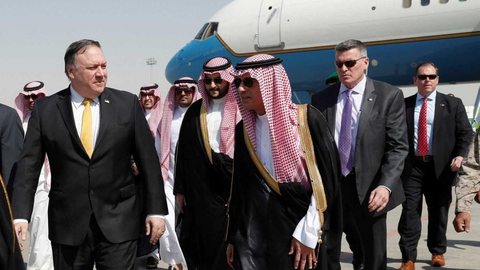 Pompeo chega a Riad para se encontrar com rei saudita e discutir desaparecimento de jornalista
