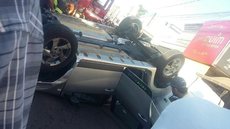 Vítima fica ferida após carro capotar no centro de Andradina