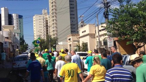 Manifestantes fazem protesto em apoio à Lava Jato em cidades do noroeste paulista