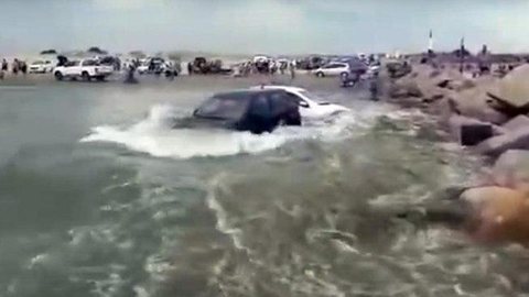 Tsunami meteorológico no RS arrasta carros; assista ao vídeo