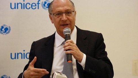 Alckmin diz que partidos estão fragilizados e que ‘quem ganhar subirá a rampa em dia de chuva com lata d’água na cabeça’