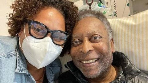 Filha de Pelé posta foto ao lado do pai e diz que ele “se recupera bem e dentro do quadro normal”