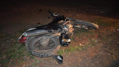 Motociclista atinge cavalo, cai e morre após ser atropelado por carro em rodovia