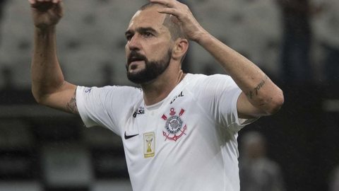 Corinthians comunica Danilo que não renovará contrato do meia