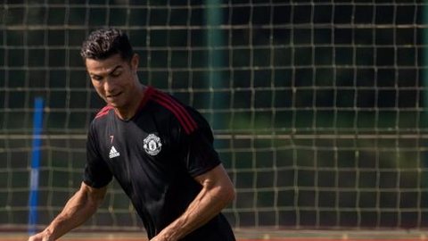 Cristiano Ronaldo chega para segundo treino no Manchester United em carro avaliado em R$ 1,2 milhão