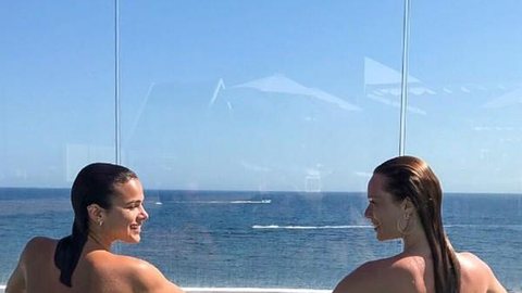 Mariana Ximenes posta foto de topless com Bruna Marquezine em Ibiza
