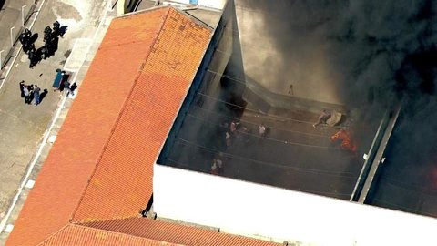 Presos colocam fogo em colchões durante rebelião no Cadeião de Pinheiros