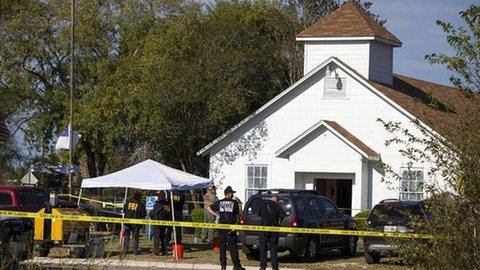 Atirador entra em igreja batista nos EUA e mata 26 pessoas com rifle
