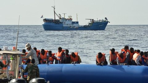 Itália autoriza desembarque de 363 migrantes recolhidos no mar