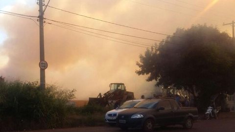 Ponto de apoio do bairro Jardim Atlântico pega fogo em Rio Preto