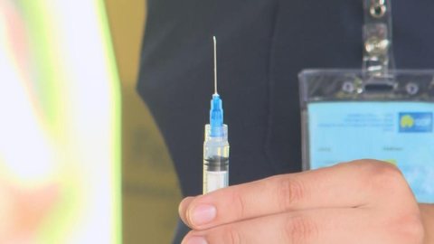 Sepultadores, GCMs e fiscais podem tomar dose adicional da vacina contra Covid na cidade de SP nesta terça