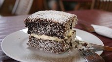 Idosa morre durante competição de comer bolos e tortas em festa na Austrália