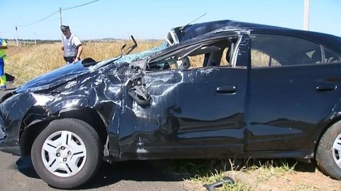 Vítima arremessada de carro após acidente em Garça morre no hospital