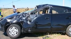 Vítima arremessada de carro após acidente em Garça morre no hospital