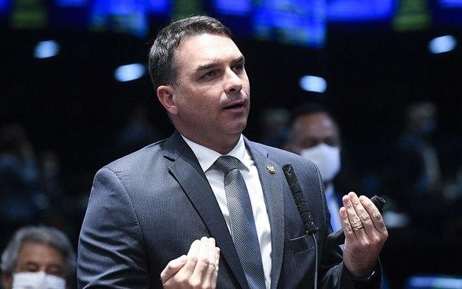 Investigação de ex-assessor de Flávio Bolsonaro sobre operação vazada é suspensa