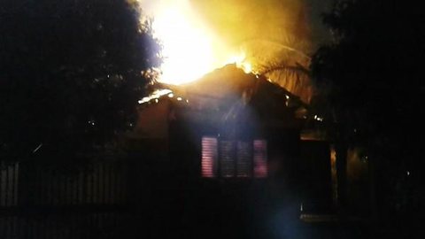 Casa fica destruída após pegar fogo em Catanduva