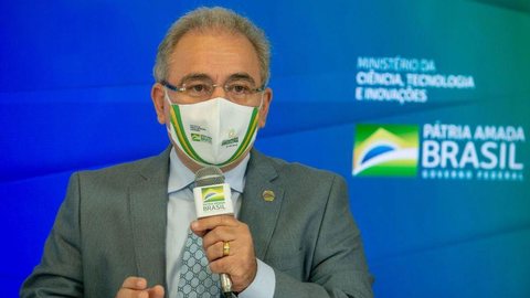 Ministro anuncia aquisição de 4,5 milhões de kits para intubação