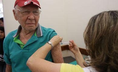 Rede privada recomenda agendamento para vacinação de idosos