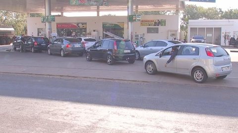 Motoristas fazem fila em posto de Araçatuba após governo anunciar aumento no tributo do combustível