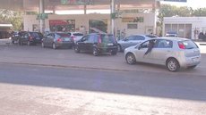 Motoristas fazem fila em posto de Araçatuba após governo anunciar aumento no tributo do combustível