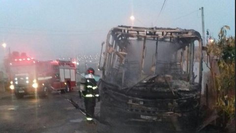 Fogo deixa ônibus destruído em bairro de Botucatu