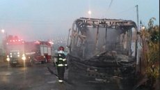 Fogo deixa ônibus destruído em bairro de Botucatu