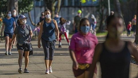 Apos três semanas de queda, ritmo da pandemia no Brasil volta a acelerar