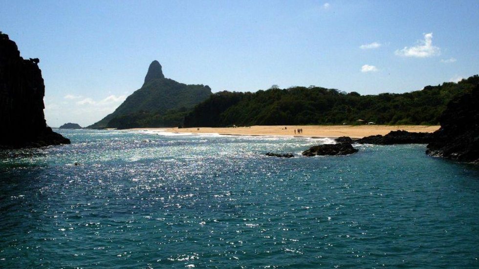 Praia em Fernando de Noronha segue fechada após ataque de tubarão