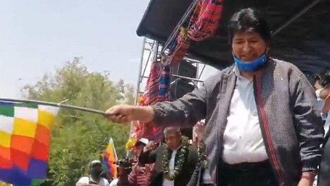 Com direito a banda e carreata, Evo Morales cruza fronteira e volta à Bolívia