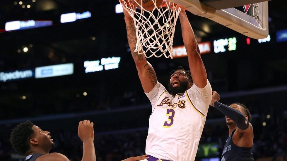 Carmelo Anthony brilha, e Lakers vencem a primeira na temporada diante dos Grizzlies
