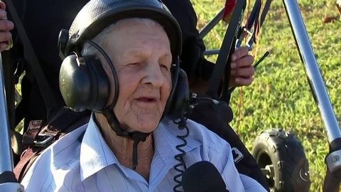 Primeiro voo de paramotor emociona grupo de aposentados e cegos