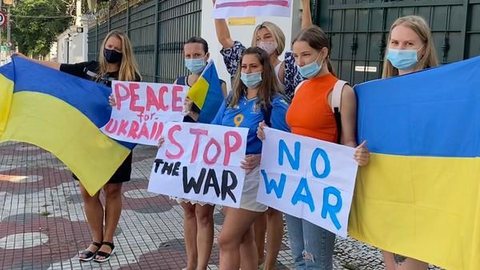 Ucranianos que vivem em SP fazem ato contra invasão do país em frente à Embaixada da Rússia, na Zona Sul