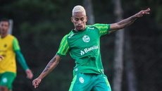 Paulinho Boia chega à Ucrânia para assinar com o Metalist; São Paulo deve receber cerca de R$ 7 milhões