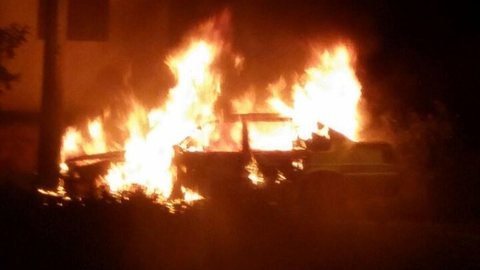 Carro pega fogo e mobiliza bombeiros em bairro de Rio Preto
