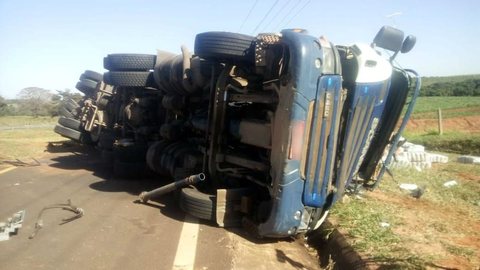 Caminhão que transportava arroz tomba e deixa três feridos em rodovia de Assis
