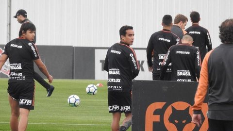 Jair Ventura repete escalação no Corinthians em trabalho com foco defensivo
