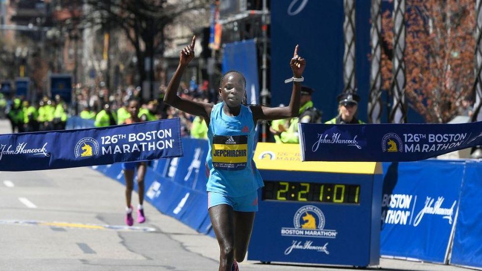 Queniana Jepchirchir vence Maratona de Boston com chegada emocionante