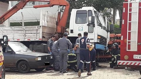 Funcionário da Sabesp morre após ser prensado por caminhão no interior de SP