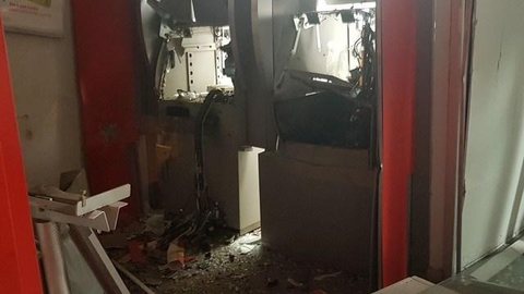 Criminosos explodem caixas eletrônicos de duas agências bancárias em Cedral
