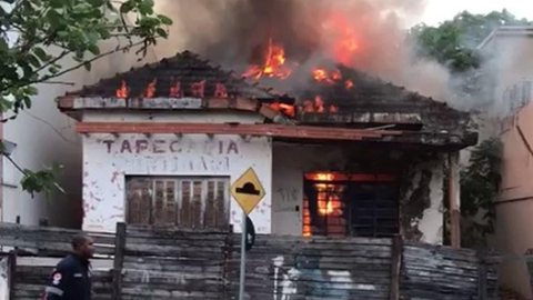 Casa fica destruída após incêndio provocado por morador de rua em Rio Preto