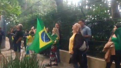 Dupla bolsonarista que protestou em frente à casa de ministro do STF é presa