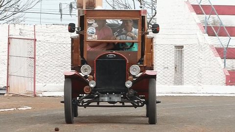 Carpinteiro do interior de SP constrói réplica de caminhão da década de 20