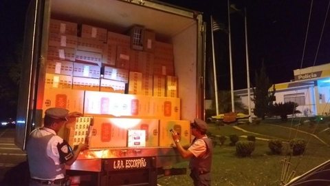 Polícia apreende centenas de caixas de cigarros contrabandeados