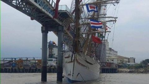 Navio-veleiro Cisne-Branco da Marinha se choca contra ponte no Equador